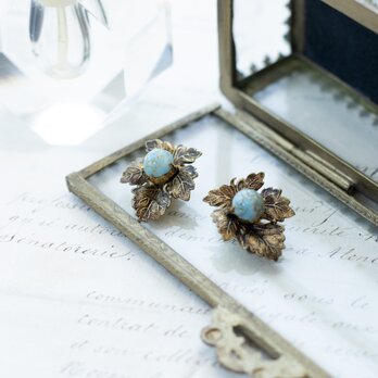 Gold leaf earringsの画像