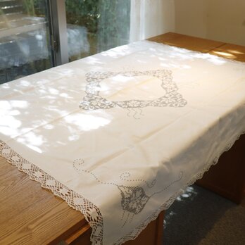 グレーの刺繍糸　テーブルクロスの画像