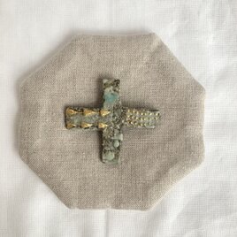 陶ブローチ 緑青 「十字」の画像