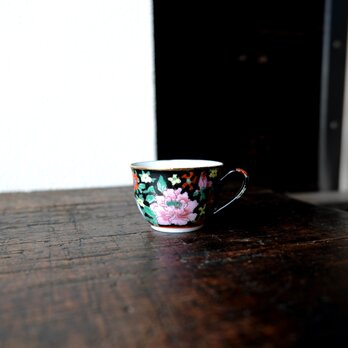 中国産◆黒やかな青にカラフルな花尽くし。色絵金彩小ぶりカップ　茶器　チャイナレトロ　シノワズリ　インテリアの画像