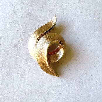 SCT4-【 TRIFARI 】クラウントリファリ・1960s Brushed Gold tone curved broochの画像